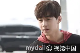 SJHenry抵达机场飞中国 一身休闲装露腿青春四射图片