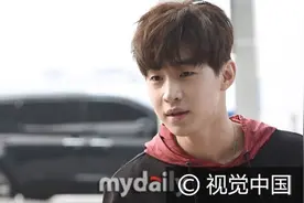SJHenry抵达机场飞中国 一身休闲装露腿青春四射图片