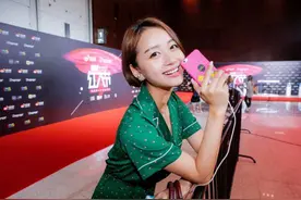 庞梦倩身穿绿色睡衣亮相红人节慵懒范十足图片