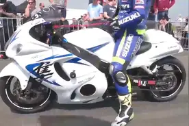 铃木隼GSX1300R为什么能卖25万，做个加速测试后你就明白了视频封面