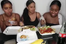 好漂亮的三个国外美女，怎么吃起了盒饭，而且有说有笑吃的好开心视频封面