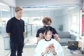 女生嫌弃脸长头发多 发型师建议烫一下染一下 脸型气质可以大变样视频封面