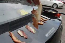 大妈汽车后备箱上烧烤 一个小时后鸡蛋变成“荷包蛋”图片