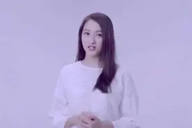 鹿晗关晓彤公开恋情，同款手表衣服低调秀恩爱早有迹象视频封面