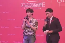 杨洋格子衬衫出席成都活动，好久不见了，粉丝：吃火锅