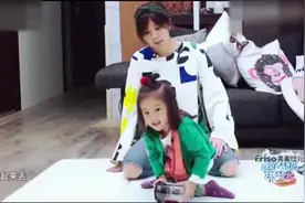 日常游戏咘咘不小心砸到妈妈的头，贾静雯撒娇：来了跟妈妈亲亲！视频封面