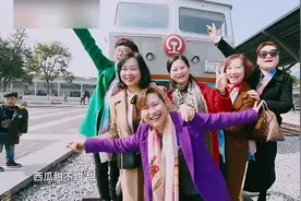 中老年妇女旅游拍照经典姿势合辑，丝巾是必备道具视频封面