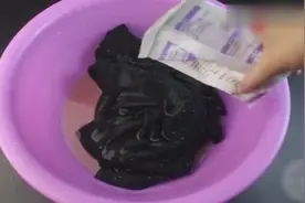 将啤酒倒在新衣服上面，瞬间解决服装掉色烦恼！