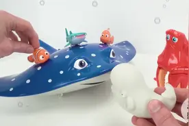 海底小纵队玩具宝宝，在海洋里遨游好自在，棒！视频封面