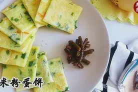 有没有试过用粘米粉做蛋饼呢，和麵粉做蛋饼有不一样的味道视频封面