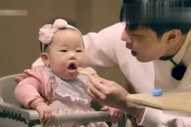 秦昊主动给米粒喂饭，米粒呆萌小表情萌翻天，不愧是上辈的小情人