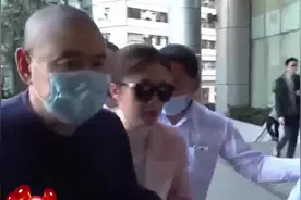 刘銮雄太太甘比承认怀上第三胎！出门阵仗大