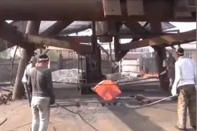 铁匠用一座巨大的铁锤塔，锻造一块金属，这是要炼屠龙刀吗？视频封面