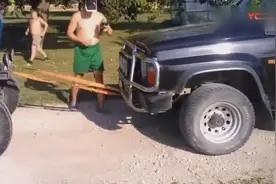 丰田越野车和拖拉机玩拔河 最后结果怎样视频封面