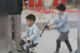 安吉化身“伏弟魔”，亲自为小鱼儿整理裤子，画面很有爱视频封面