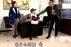 淘小子上课玩手机，被老师请家长了，结果笑死人了！视频封面