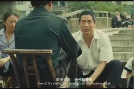 瞎眼的爸爸带着小女孩靠着给人擦皮鞋生活，父女俩的日子却很快乐视频封面