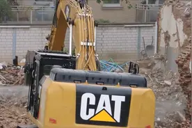 挖掘机作业要注意环保，边作业边喷水，就不会有扬尘！