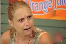 恶搞橙子可以挤出无限果汁，路人的表情笑翻网友视频封面