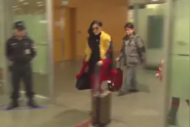 张柏芝拄拐杖瘫坐在椅子上 脚缠绷带惹网友心疼视频封面
