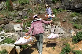 实拍：烈日下，帮人挑土上山填坑修墓地的农村妇女视频封面