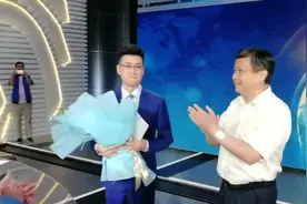 一直以为是个小哥哥，原来是个小叔叔，今天，主持了24年《山东新闻联播》的陈伟老师最后一次主持，依然那么帅！！！视频封面