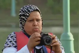 国外爆笑街头恶搞：乌鸦飞到引爆器上压下压力杆，吓坏路人视频封面