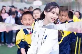 Baby正式回归《奔跑吧》的录制，活力满满现身节目视频封面