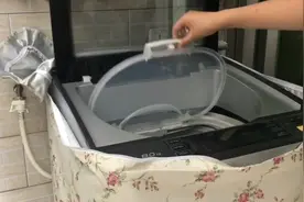 干洗店老板不舍得讲的秘密，洗衣机放入一张纸就可洗的干净不起球视频封面