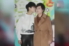 李宇春挽着母亲现身出席活动，原来李宇春妈妈是她！