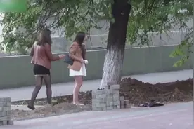 小伙在盒子里放大蜘蛛街头整蛊路人，妹子被吓得尖声惊叫慌不择路视频封面