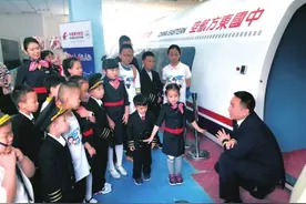 兰州“萌娃”当空姐 了解客舱知识图片