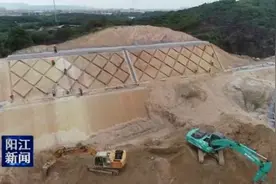 国道G325改线工程一标段进行土方填筑图片
