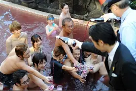 “熊孩子”将8瓶洗发乳倒入温泉致浴池被泡泡淹没图片