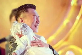 宠娃狂魔孙红雷上线！百日宴抱女儿眼睛都笑没了图片