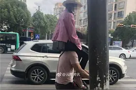 女子坐男子肩上同骑一辆共享单车 网友：活着不好吗？图片