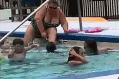 女子在酒店泳池边刮腿毛 网友：罚她洗游泳池图片