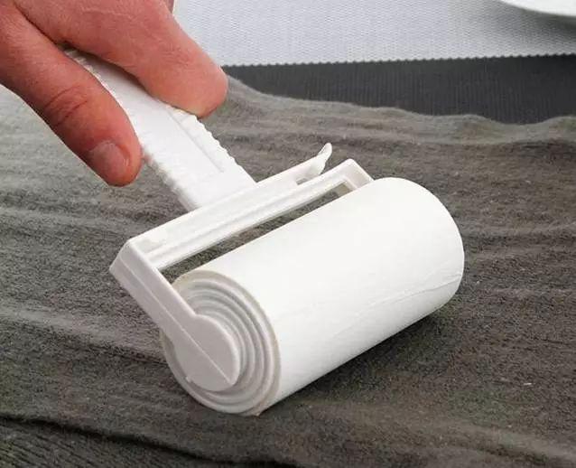 黑色裤子粘毛怎么办?教你几个小妙招,从此不用愁!