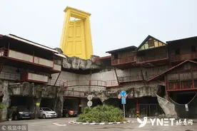 重庆一楼顶悬立8米高巨型门 被侃“上帝之门”图片