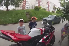 熊孩子在路边遇到一辆重机摩托车，拧了一把油门之后吓懵了视频封面