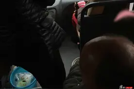 未坐上车女子以身挡道 导致班车发车延误一小时图片