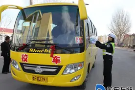 校车新规出台 烟台近千辆校车有望驶上公交车道图片