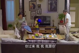 六岁男孩把沙发弄得凌乱，还说爸爸妈妈的床也是这么乱视频封面