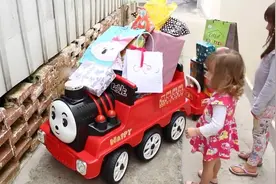 国外小女孩带妹妹一起坐托马斯小火车，玩的好开心呀视频封面