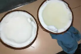 一般人喝了椰子汁就扔了！其实里面果肉也可以吃的！