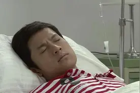 儿子给爸爸倒酒突然间晕倒，送医院检查发现是尿毒症晚期，崩溃视频封面