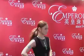 又见娇式穿搭！阿娇颜值逆天：流苏裙+厚底鞋视频封面