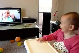 宝宝看到电视里面小宝宝的表情后，自己在那里大笑起来了，好可爱视频封面