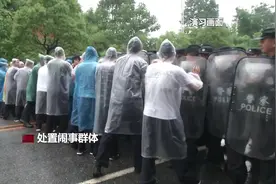 十几名男子街头聚众闹事，特警放催泪弹、开水泡车成功处置视频封面