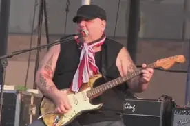 胖大叔布鲁斯歌手，不仅嗓音宽厚吉他技术精湛，solo也别具匠心！视频封面